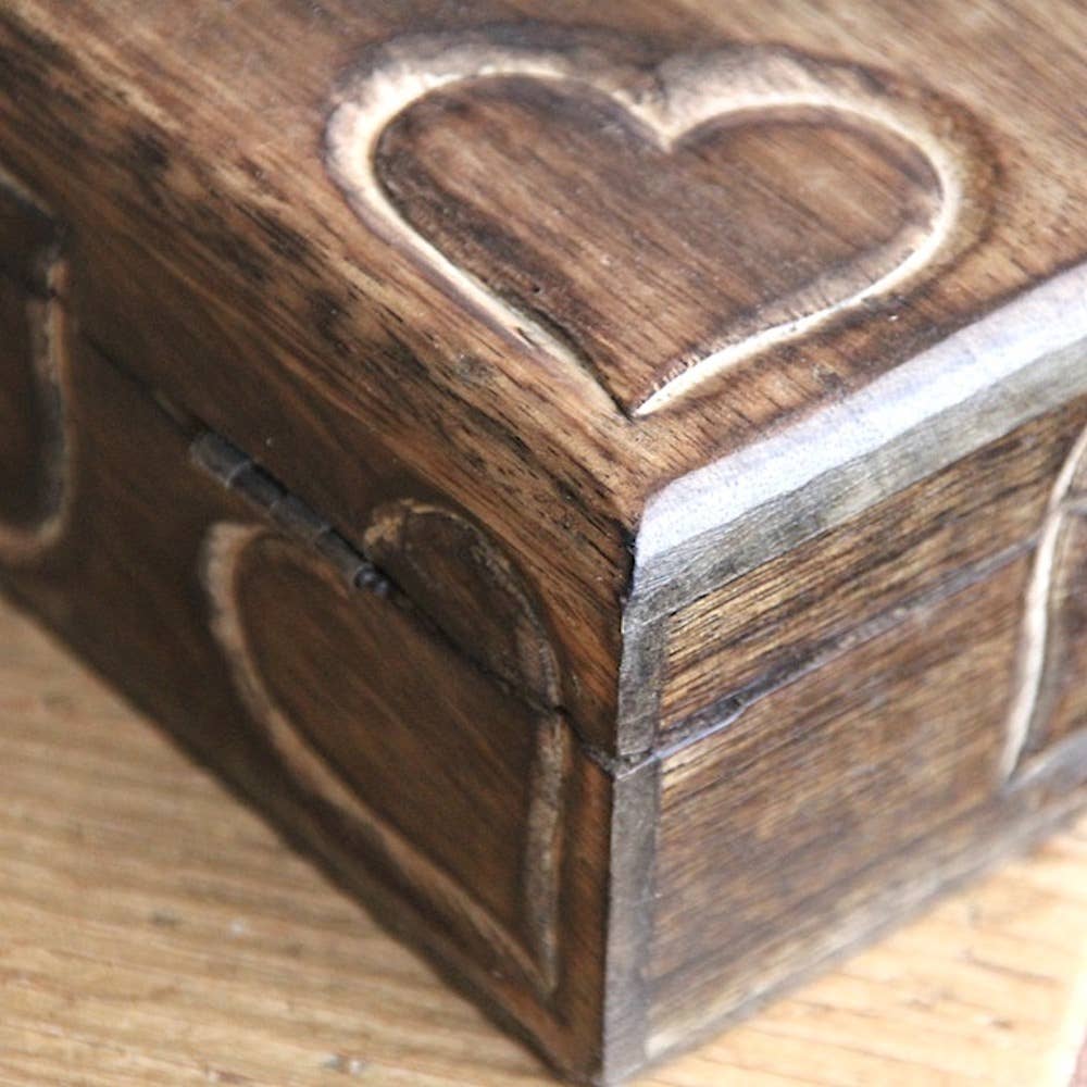 LES SCULPTEURS DU LAC - Wholesale Tissue Box - Hearts burnt wooden tissue box2