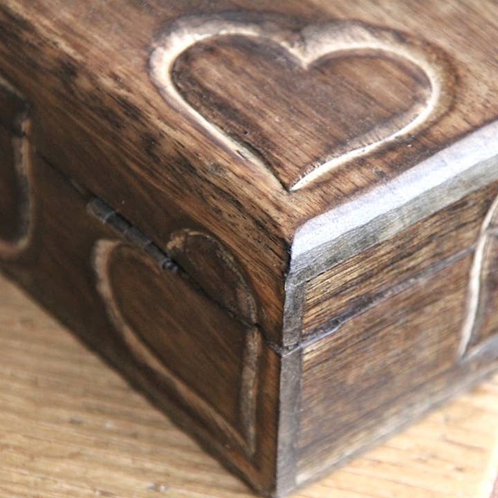 LES SCULPTEURS DU LAC - Wholesale Tissue Box - Hearts burnt wooden tissue box2