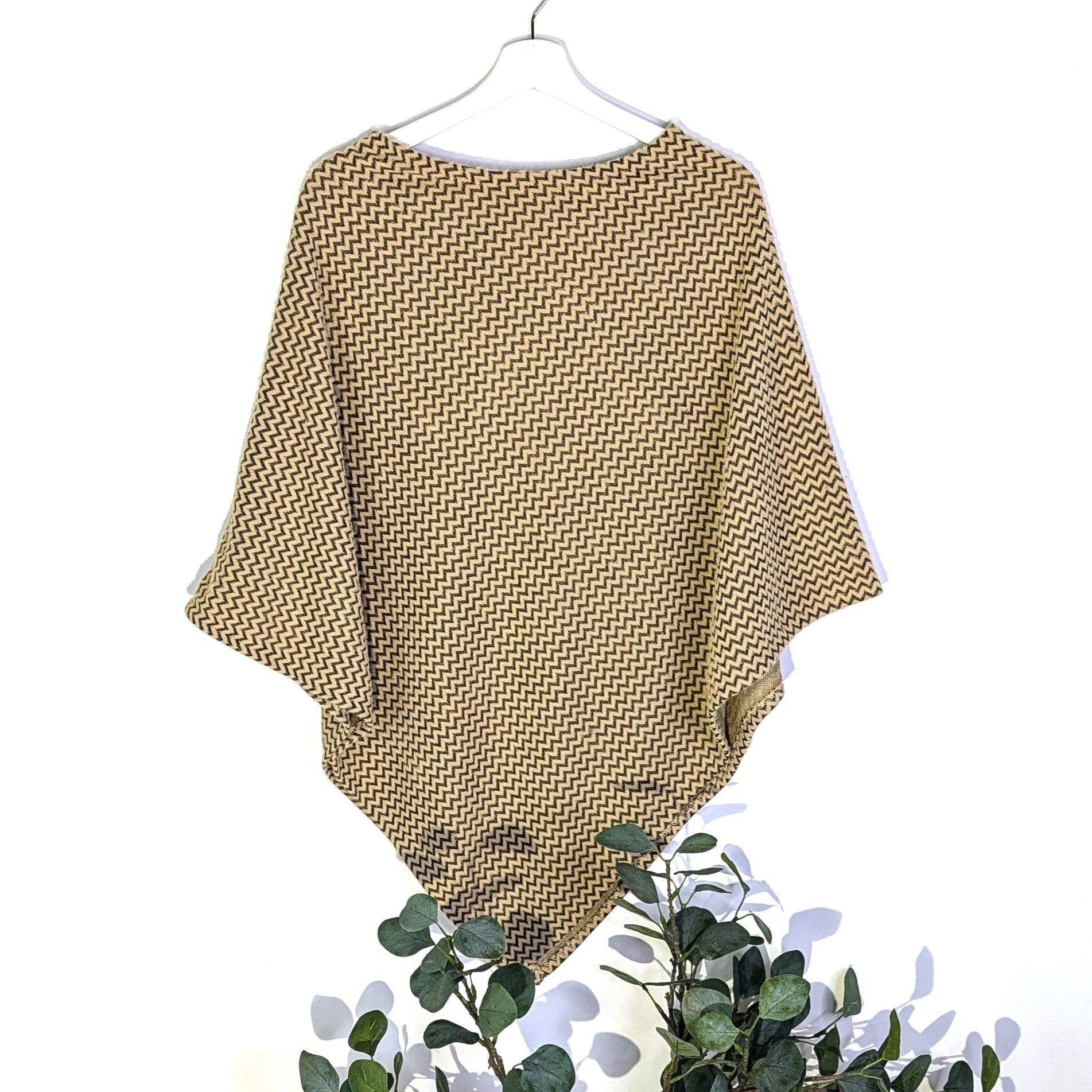 Tempest Designs – Großhandel Poncho – Damen – Superweicher und stilvoller Poncho mit dezentem Zickzack-Design.