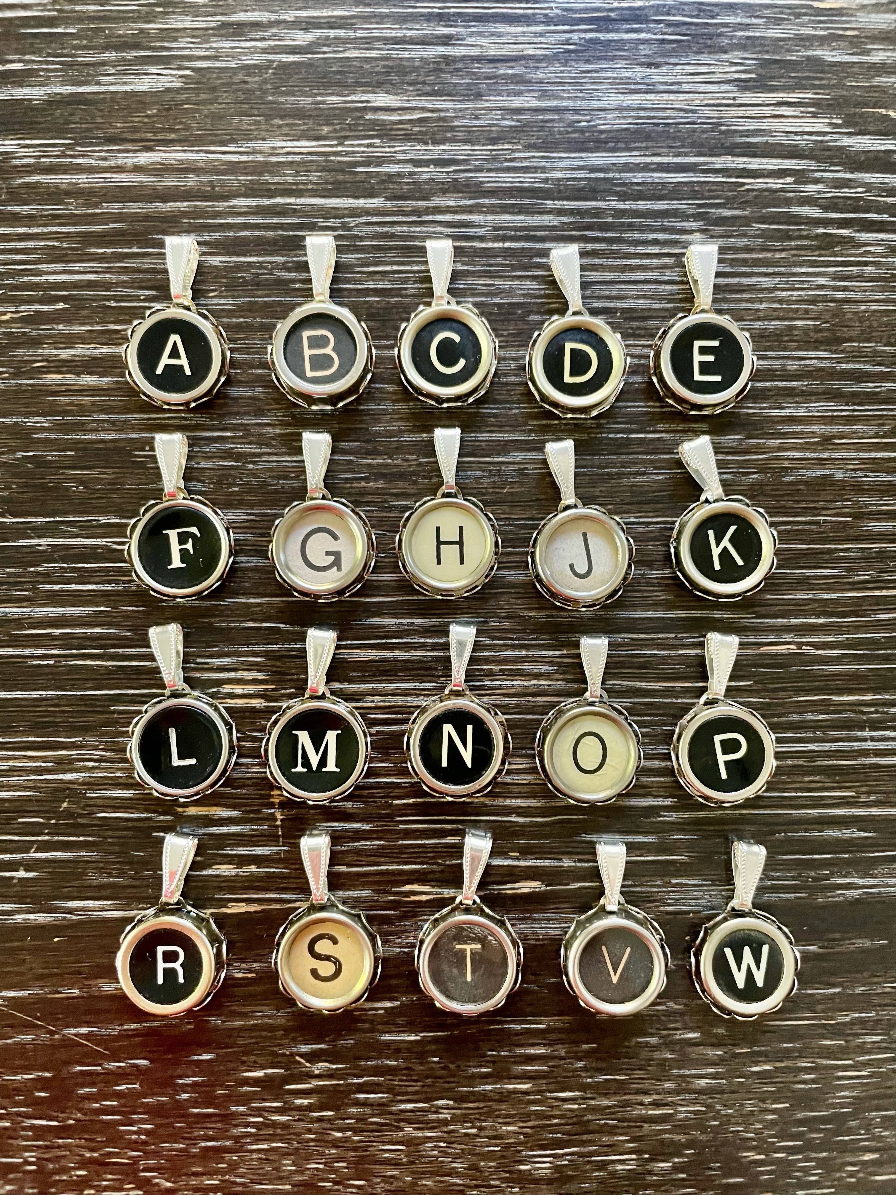 Joy Sparks Designs - Vente Breloques/médailles personnalisées - Pendentif clé machine à écrire2