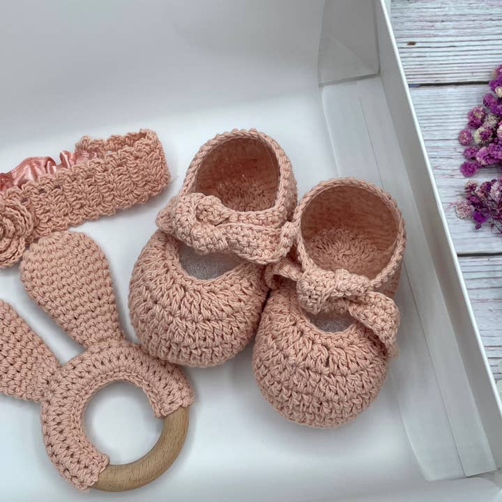 CherisherBabies – Großhandel Bekleidungsset – Baby – Handgemachte gehäkelte Babyschuhe, Stirnband, Beißring