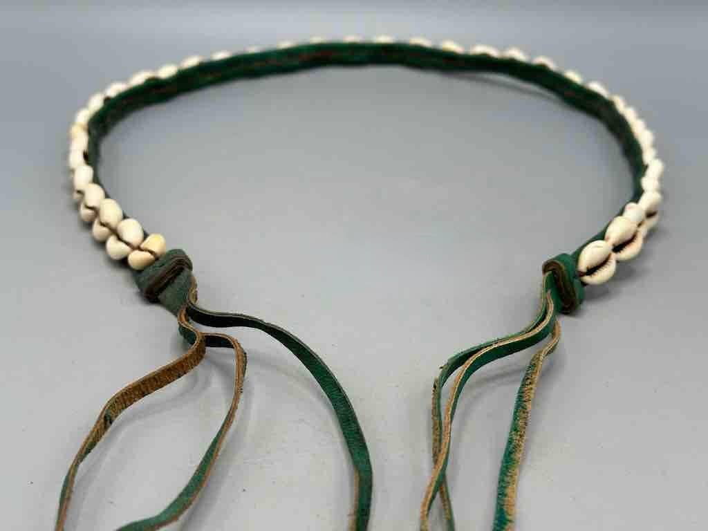 The Niger Bend – Großhandel Gürtel – Damen – Schmaler afrikanischer Krawattenverschluss aus echtem Kaurimuschelleder29