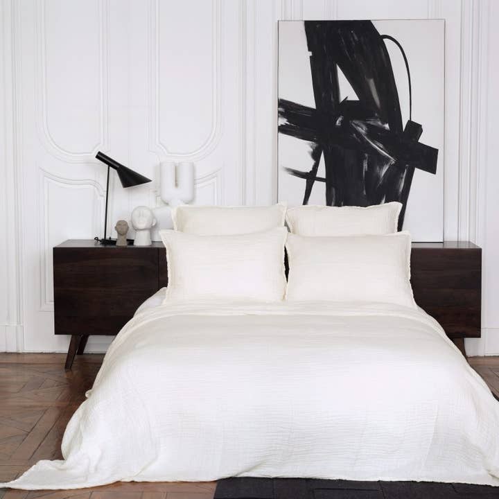 Dessus de lit Capri en lin gaufré milk pour la vente par Maison d'été
