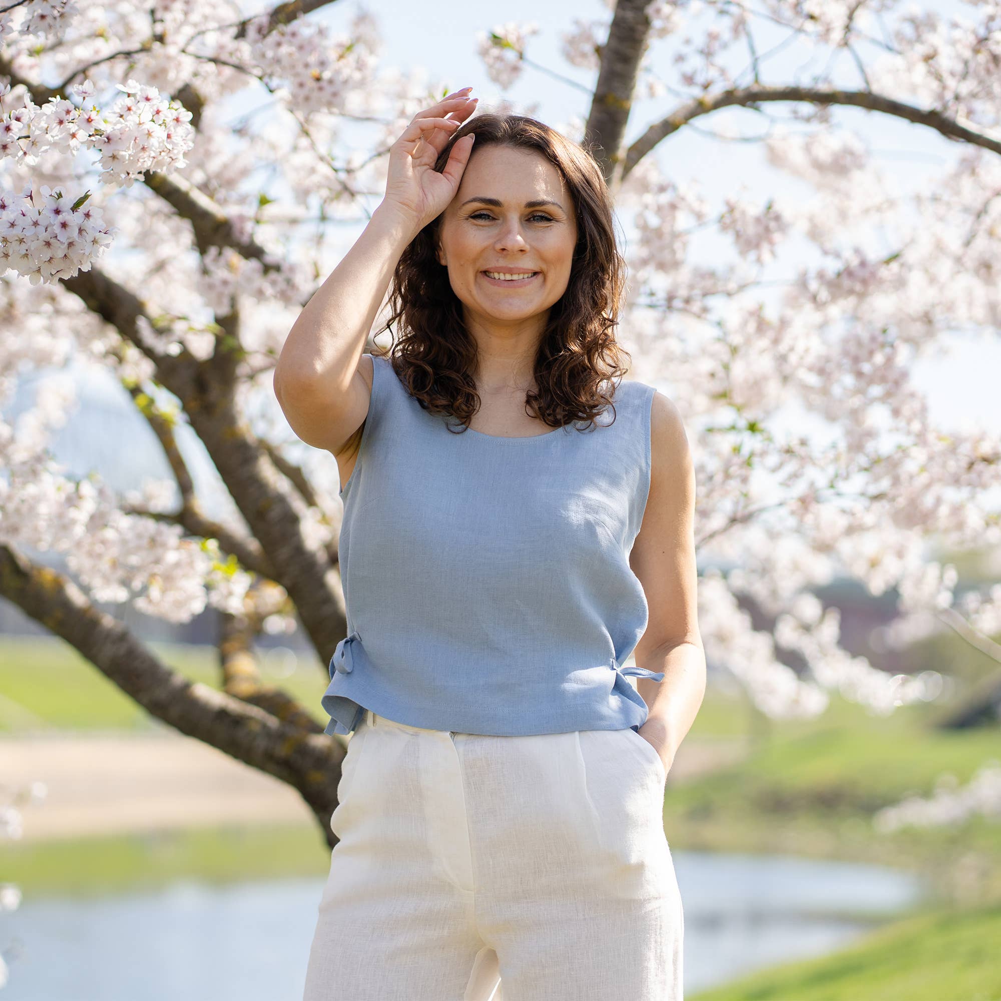 menique – wholesale Blus - Dam – Linne Crop Top med Sidoband Audrey - Vit Sommarlinne14