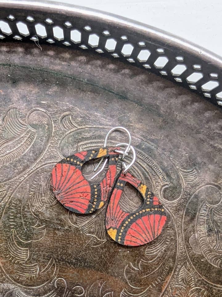 Røde vifteformede korkøreringe - Lille dråbeform for engroshandel hos Hello Lovely Cork Co.