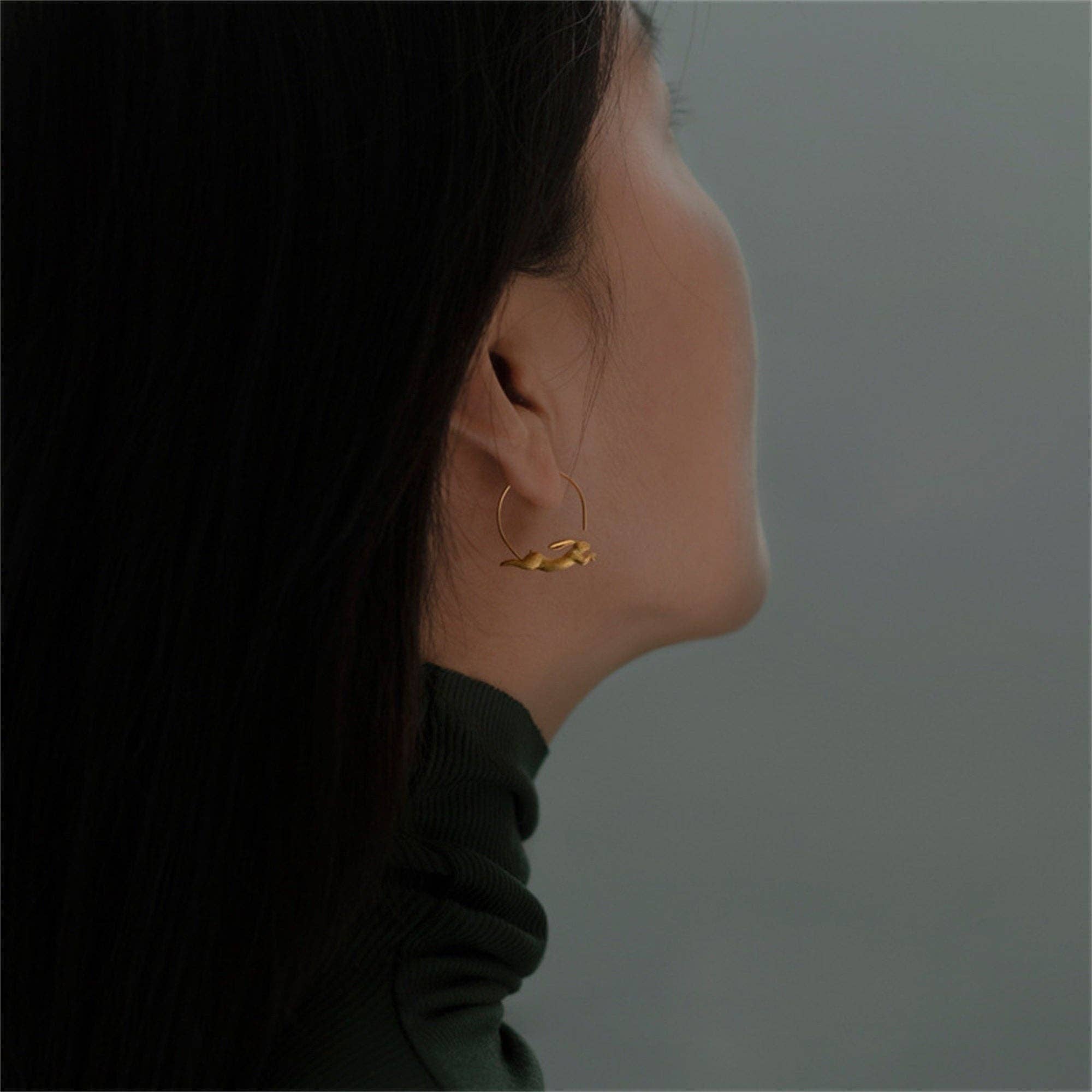 Perimade & Co. LLC - Venta al por mayor Pendientes de aro - Aros de plata esterlina con diseño de conejo en plata 9251