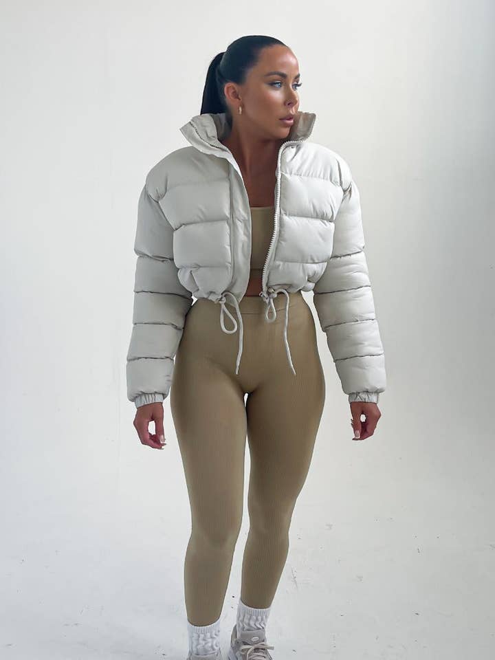 Femme Luxe – wholesale Dunjacka - Dam – Vit vadderad pufferjacka med hög hals - Khlo