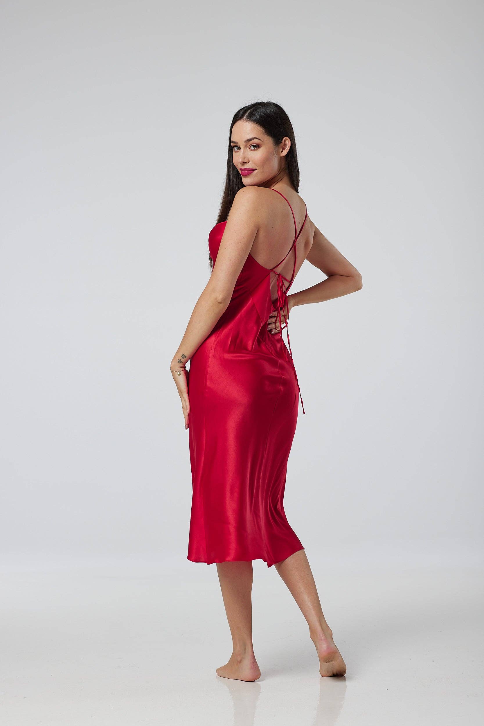 Rouge Robe élégante en soie rouge en vente sur Faire1
