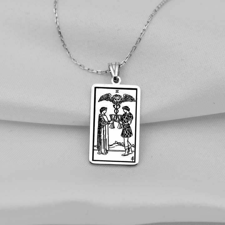 Pendentif en argent sterling 925 gravé avec tarot à deux tasses pour la vente par DreamedBy