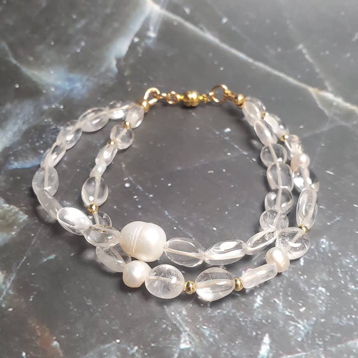 Bracelet en pierres précieuses : Quartz clair et Perle pour la vente par Thorneapple Designs