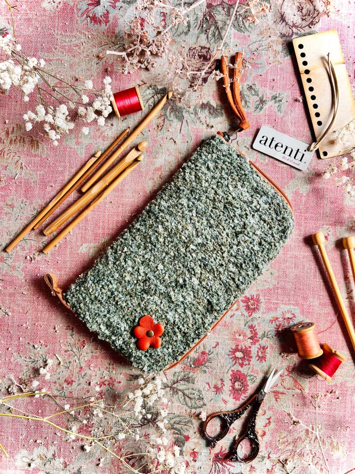 Knotty Needles and Tools Case for wholesale by Atenti