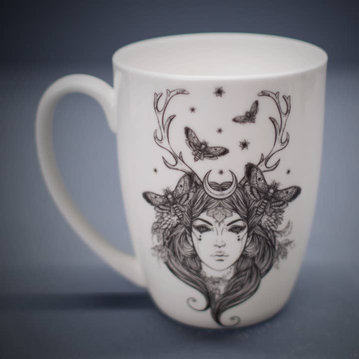 Mug Moth Lady - Différentes tailles pour la vente par Charlotte Clark Ltd