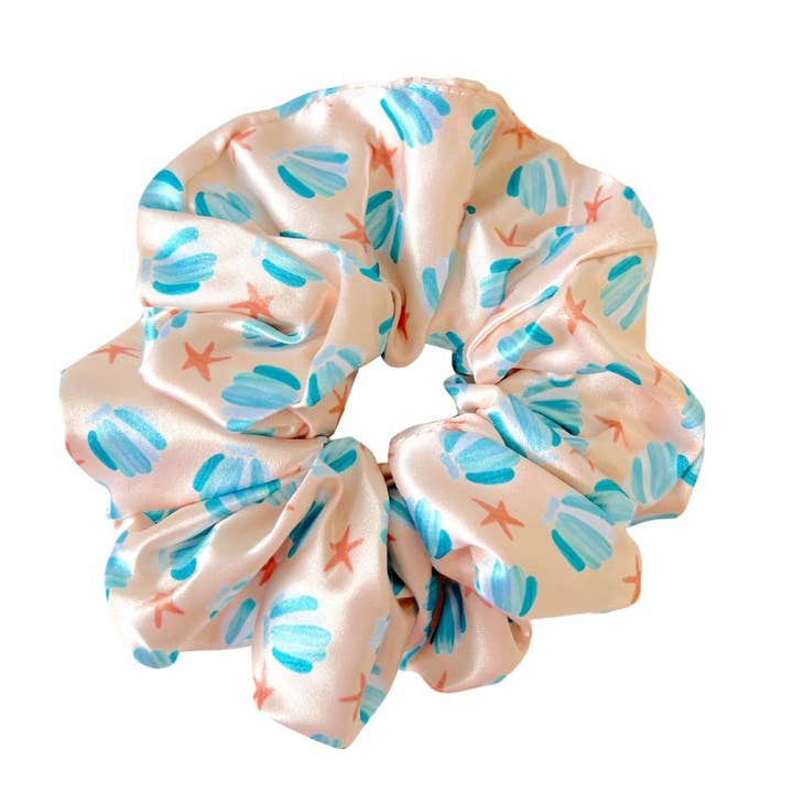 BLUE SEASHELLS - Chouchou en soie imprimé pour la vente par Beyond Scrunchies