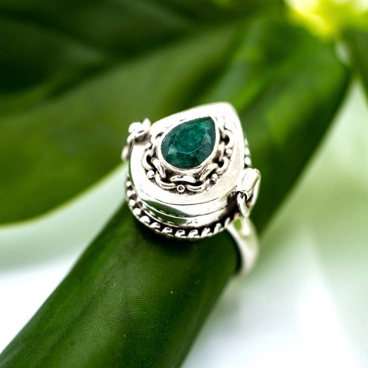 Baizaar - Wholesale Cocktail/Statement Ring - Sterling Silver Emerald Poison Ring