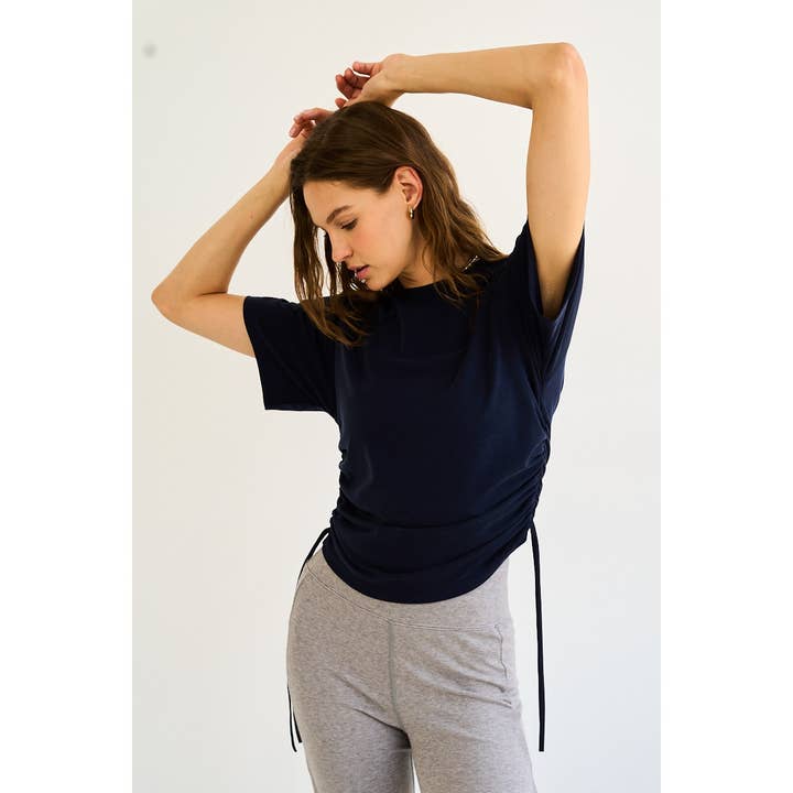 Haut en maille extensible douce froncé sur le côté pour la vente par The GREii