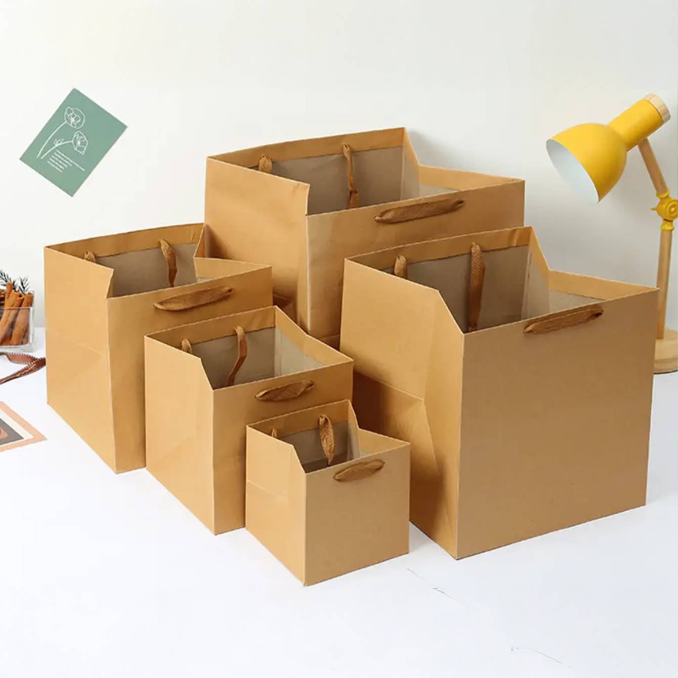 ByHome - Vendita all'ingrosso Buste regalo - Borsa regalo quadrata in carta marrone Kraft con manico in cotone e carta velina5