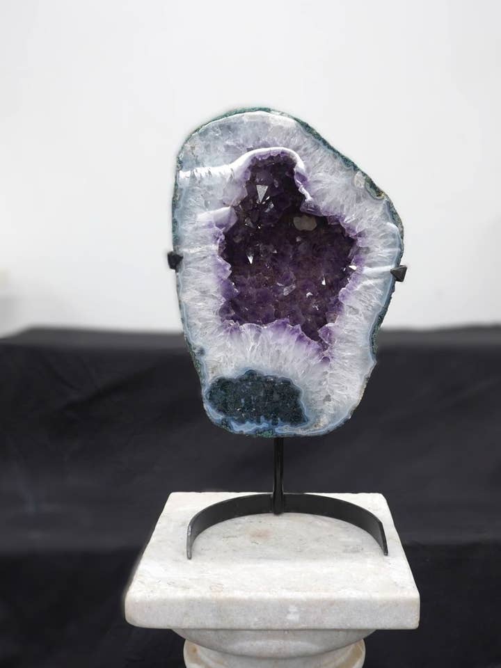 GEODE - AMETHYST AUF METALLSTÄNDER 48 CM H X 24 CM B für den Großhandel von Oceanic Linkways Inc