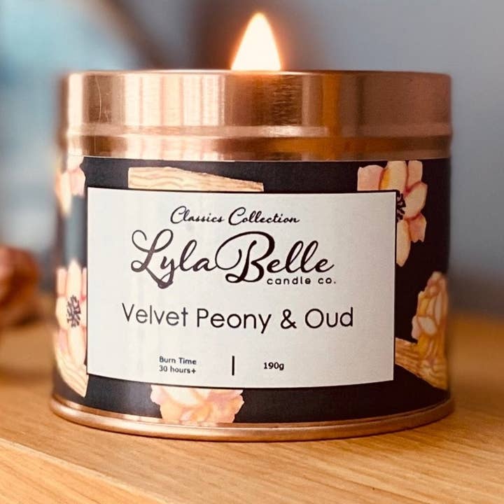Bougie en étain Velvet Peony & Oud pour la vente par Lyla Belle Candle Co.