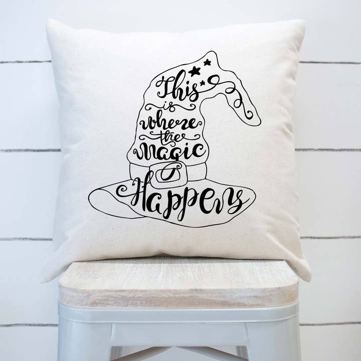 Dies ist wo The Magic Happens Witches Hut Kissenbezug für den Großhandel von Rising Tide Vintage