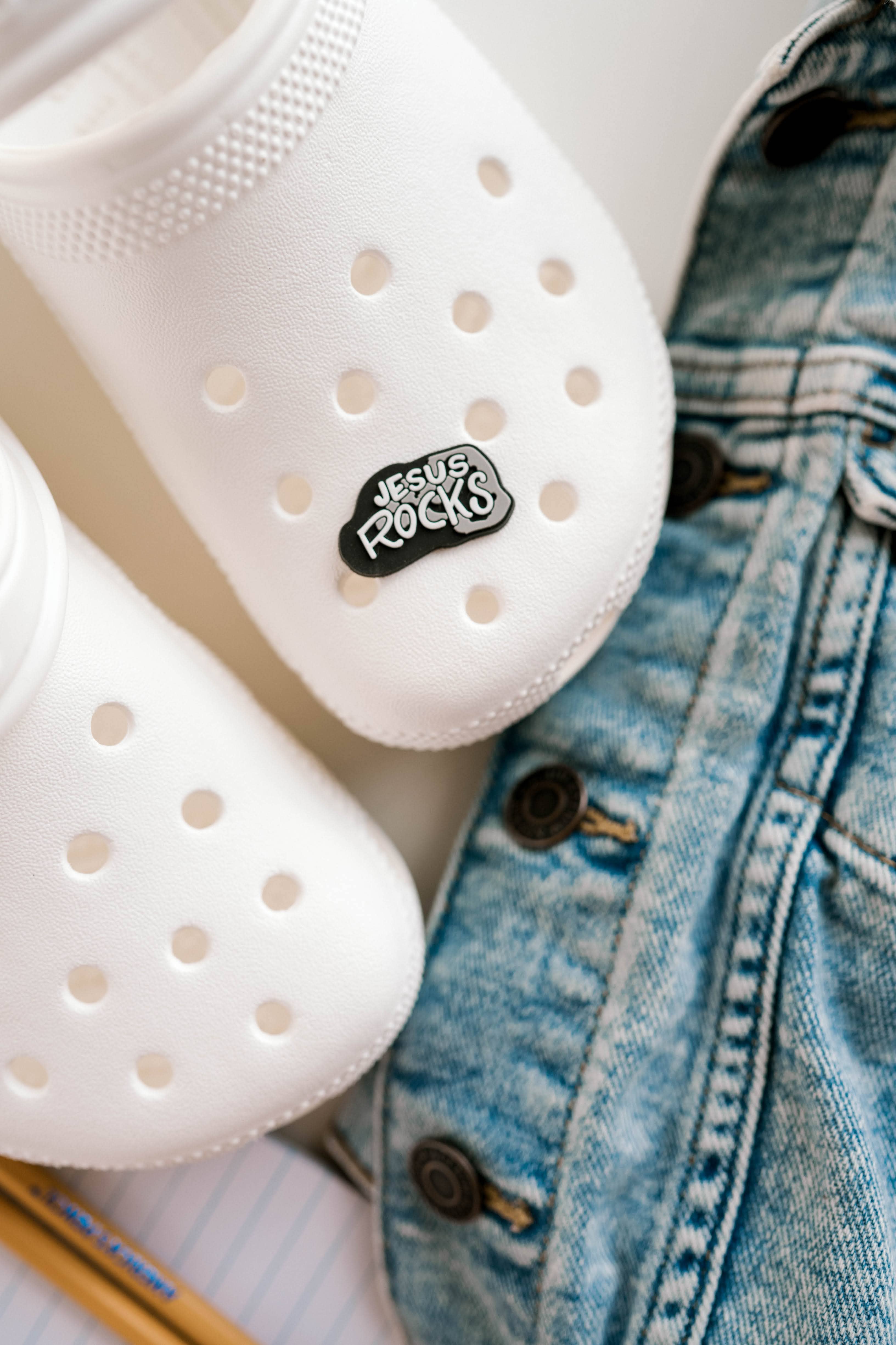 Dear Heart - Wholesale Individuele bedel/hanger - Jesus Rocks Shoe Charm I Christelijk cadeau