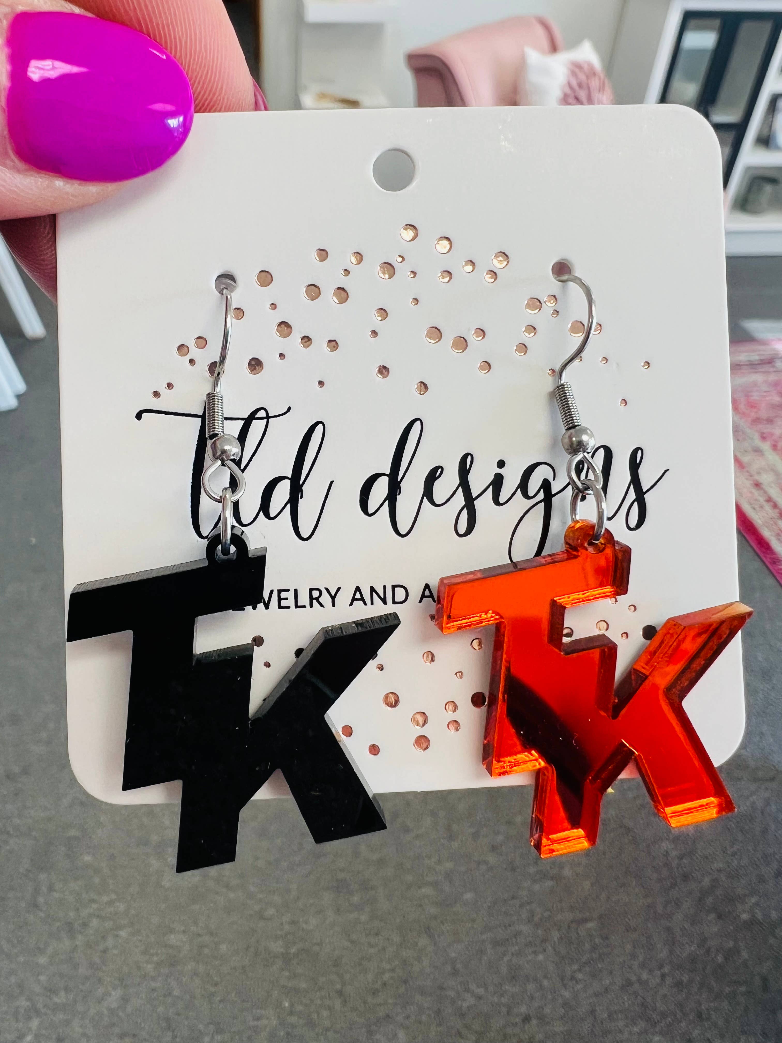 TLD Designs - Vente Boucles d'oreilles pendantes - Peinture acrylique à double initiale Game Day2