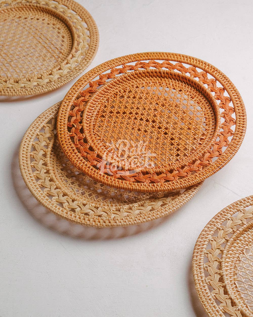 Bali Harvest - Vendita all'ingrosso Sottopiatti - Sottopiatto in rattan intrecciato aperto Gendis4