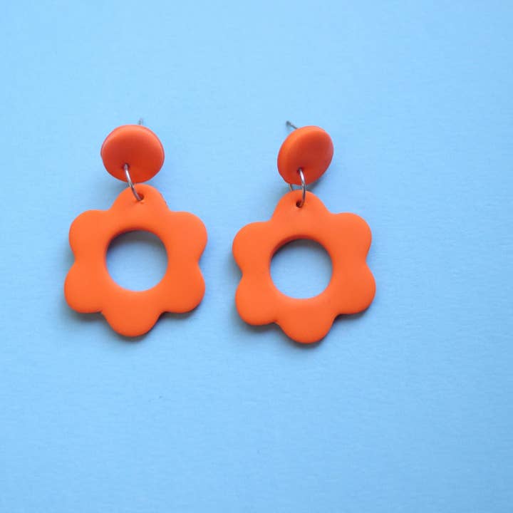 Oorbellen met oranje bloem voor wholesale door mary earrings studio