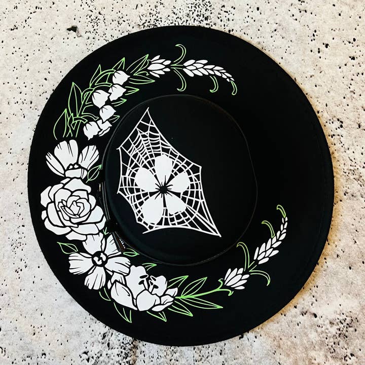 Witchwood Bags - Wholesale Fedora - Dames - Veganistische vilten hoed met brede rand - platte bovenkant met XL-rand - „Floral Crescent moon”1