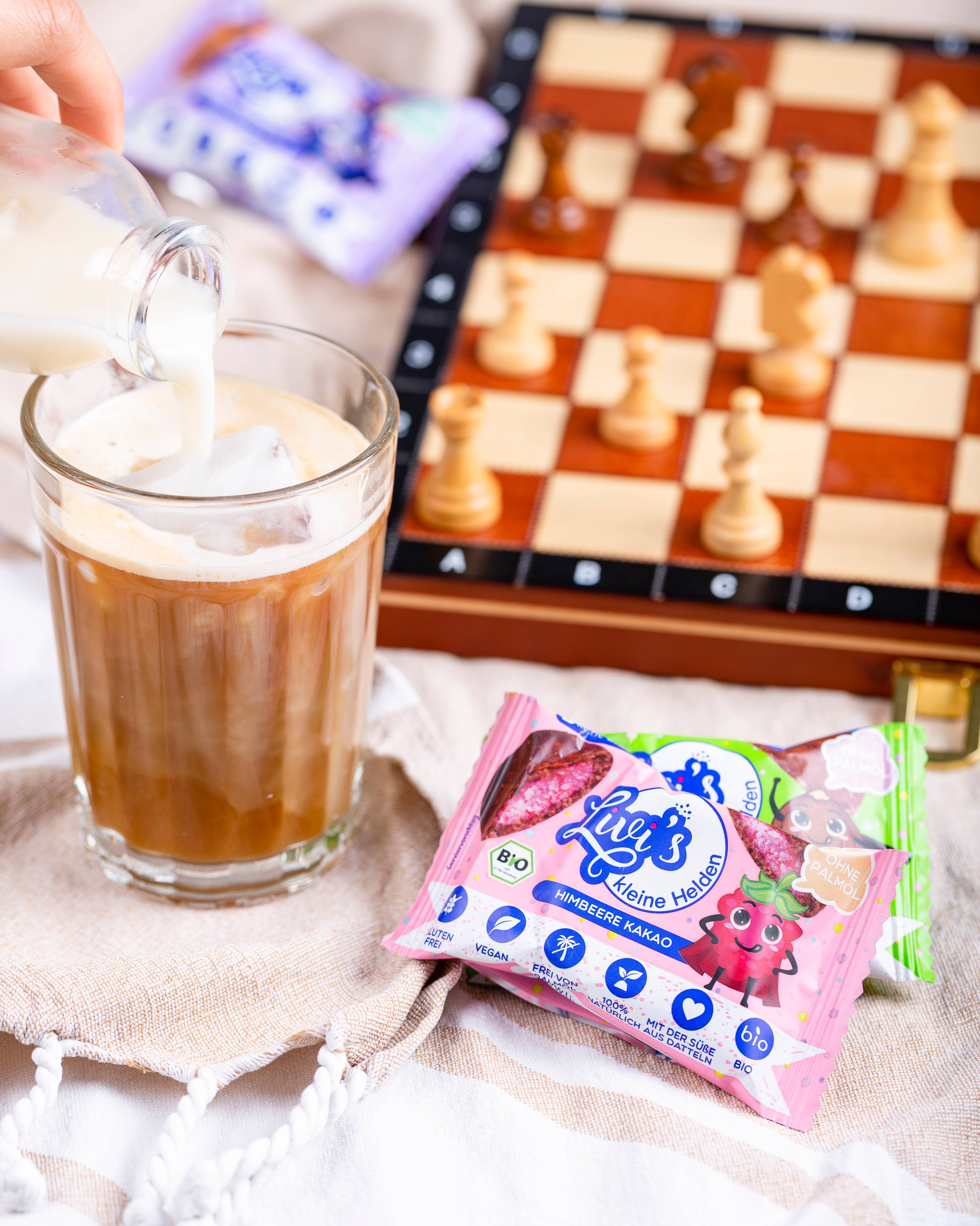 Livi's – Engroshandel Chokoladeovertrukket slik – Økologiske dadelkugler med hindbær, kokos og kakao2