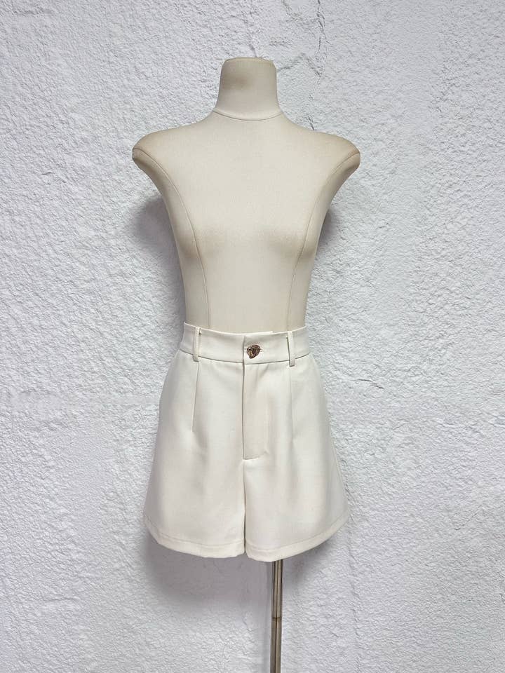 Frime - Wholesale Shorts - Women's - Elegant shorts with gold button - 32044