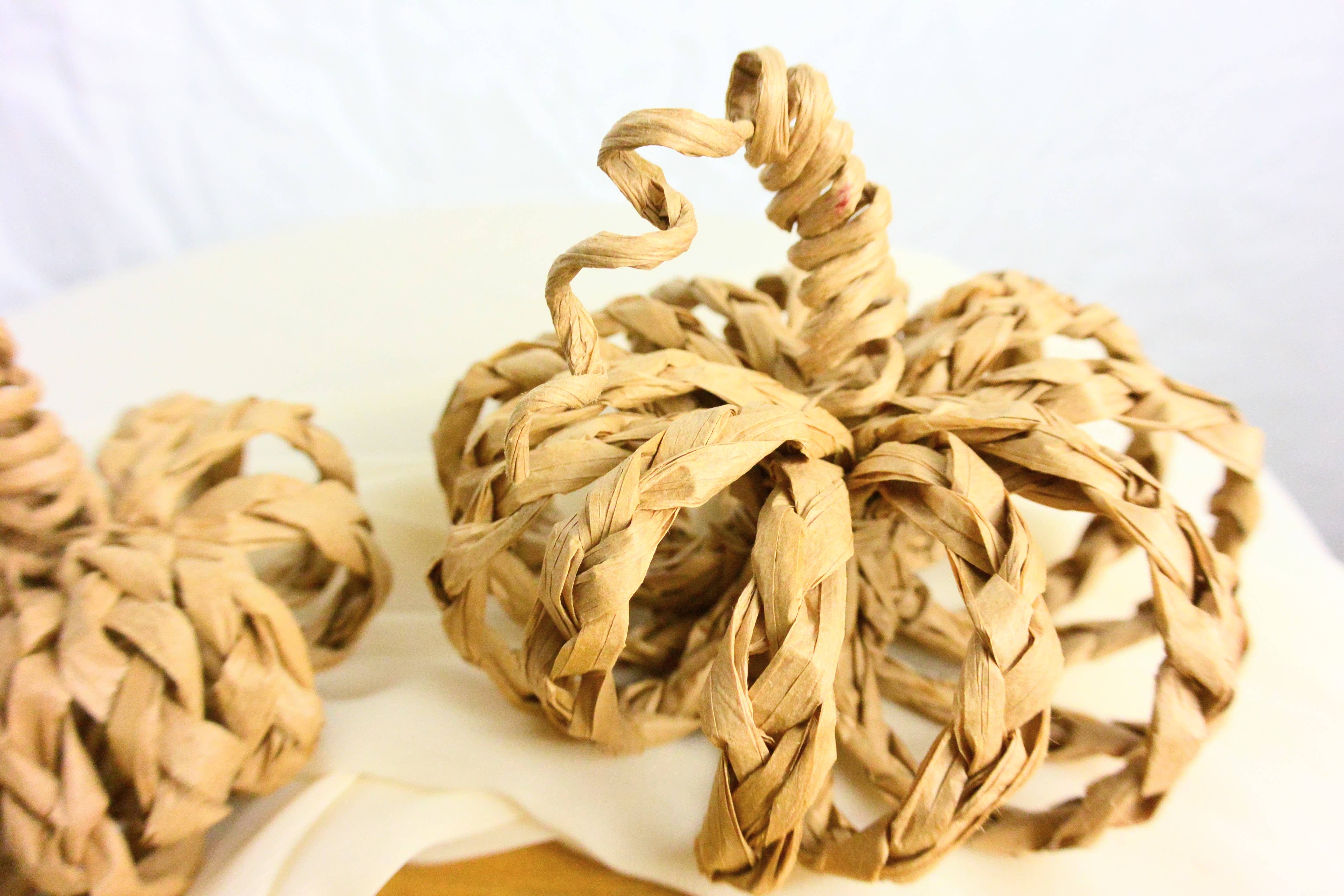 Beautiful Things By Bec – Großhandel Tischdeko – Kürbisse aus Rattankorb, natürliche Boho-Herbstdekoration2