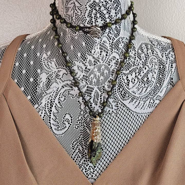 ZINC Designs - Wholesale Pendant/Charm Necklace - Snakeskin Jasper Point Tibetan Pendant Beaded Necklace