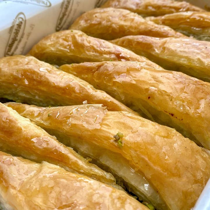 Aladdin - Wholesale Cake Mix - Celebiogullari | Antep Carrot Slice Baklava with Pistachio4