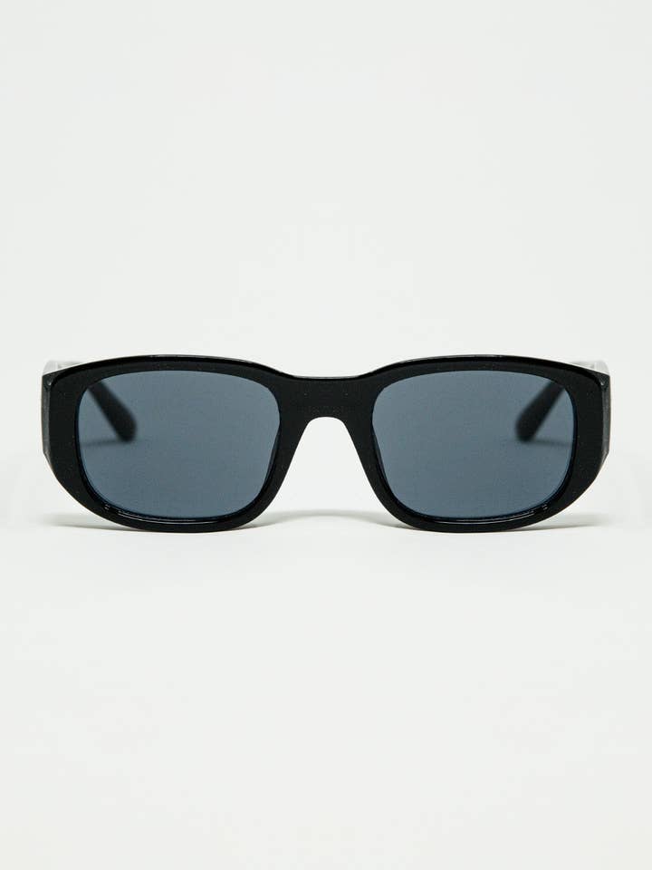 Ovale zonnebril met hoogglans transparant montuur in zwart voor wholesale door Q2—All Orders:Free Duties for the US,UK,and Canada