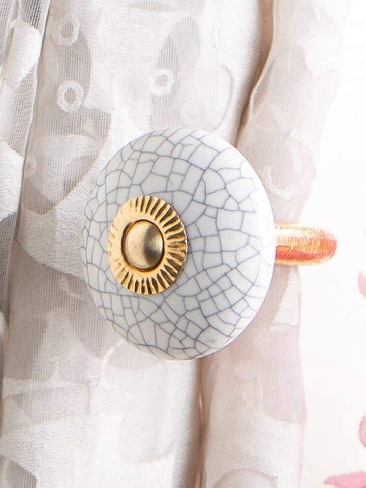 Gancho redondo de cerámica decorativo pintado a mano de color blanco para cortinas, gancho antiguo (juego de 2) para venta al por mayor de KNOBCO