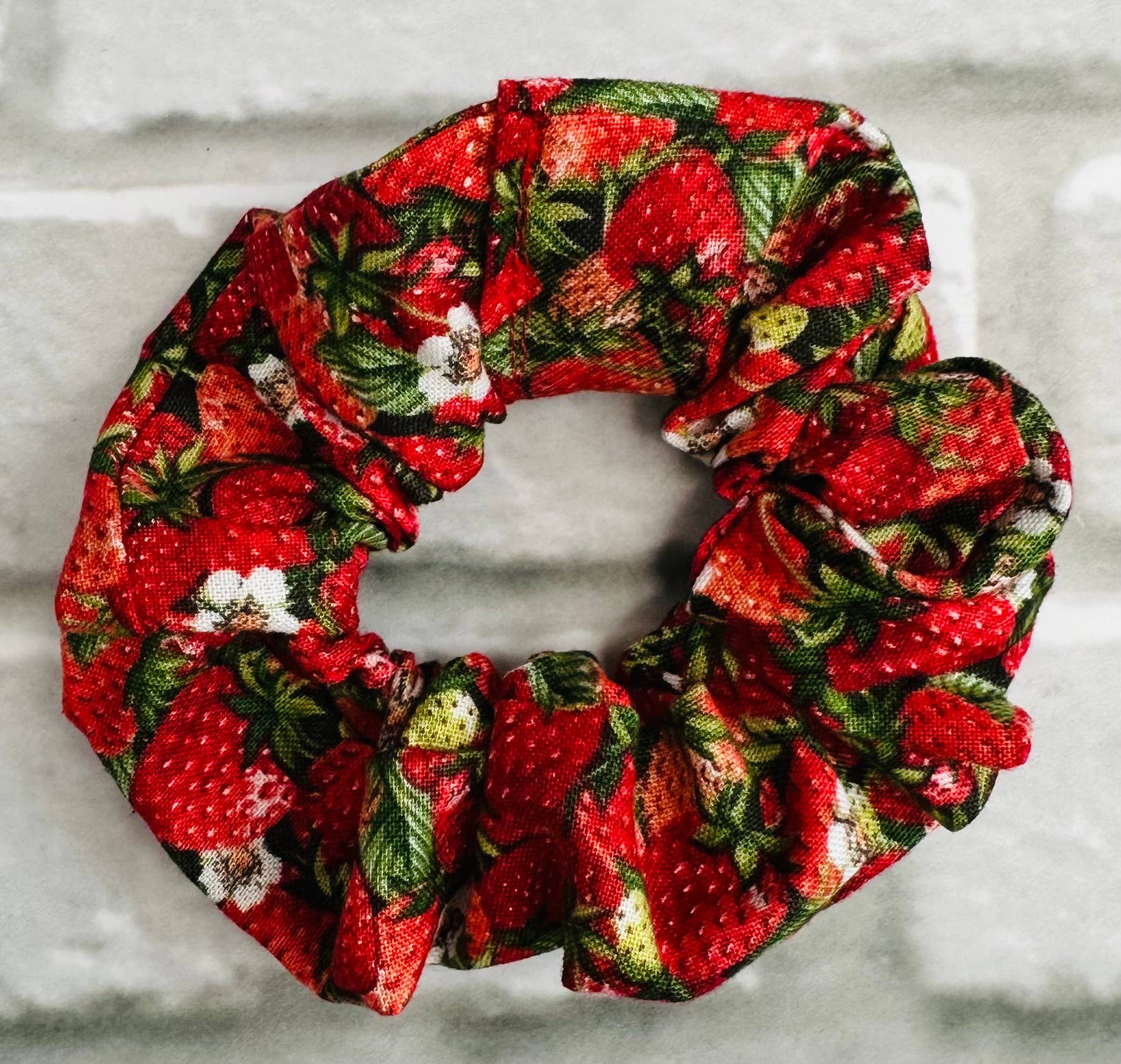 Jewells – wholesale Coin purse – Women’s – Strawberry fabric coin purse 2 sizes hair scrunchie3
