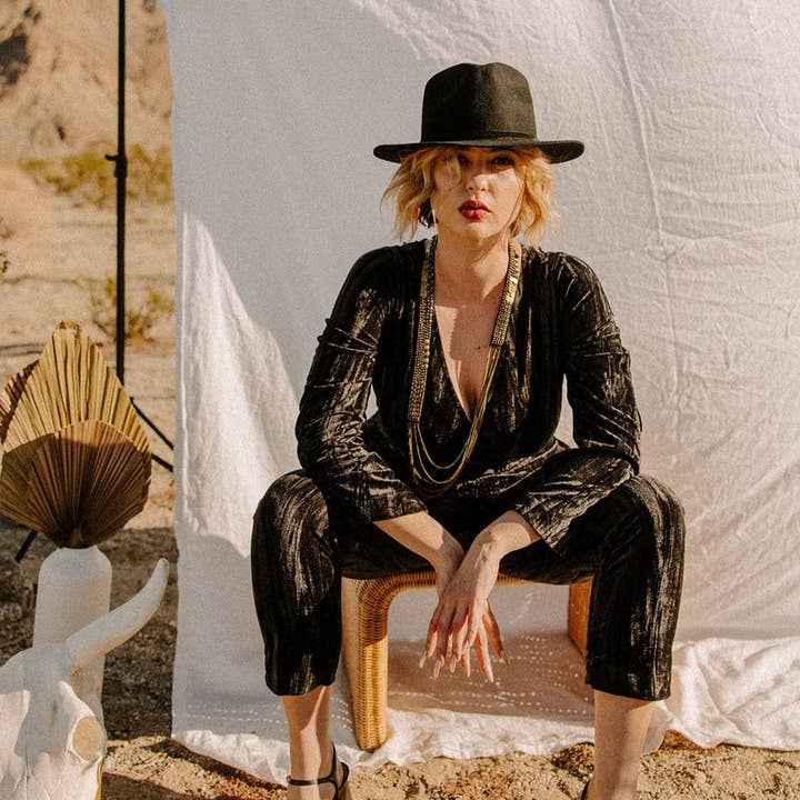 Die Produzentin: Aura, eine Wollmütze mit Samtband für den Großhandel von Sol Authentica