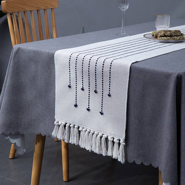 Chemin de table tissé bleu marine pour la vente par Cotton & Crate