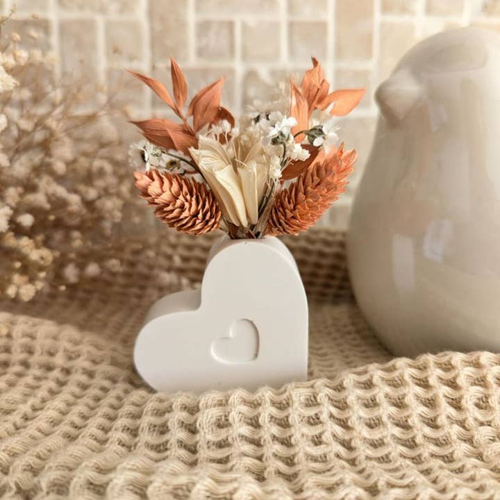 Maison Oline - Wholesale Decorative Tabletop Object - Jesmonite Heart + Dried Flowers2