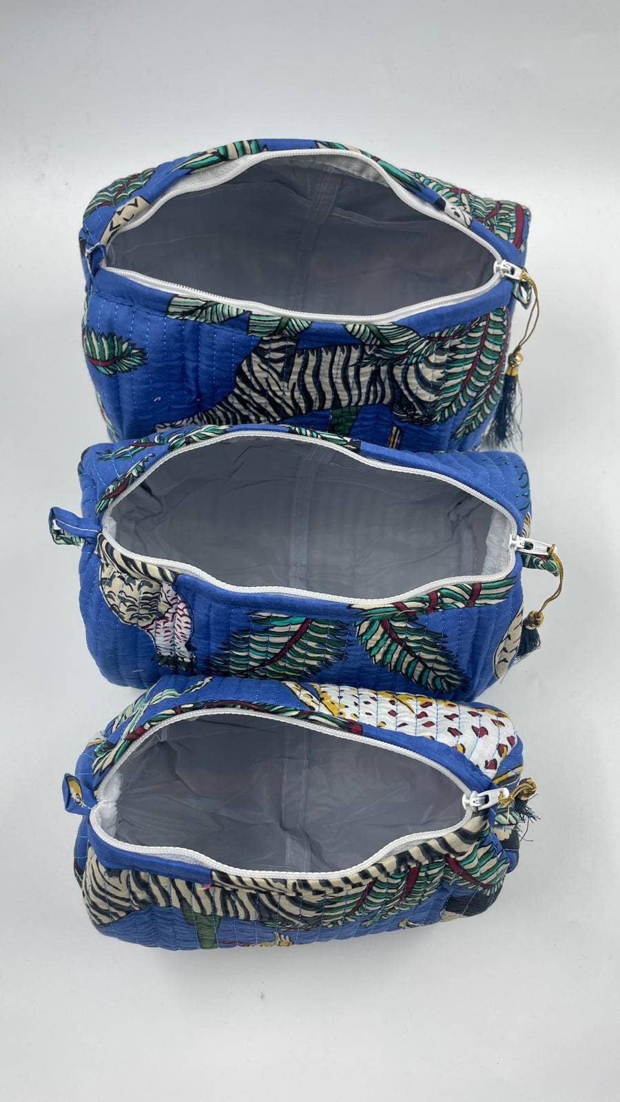 Funky Yak Ltd - Vendita all'ingrosso Borsa per trucchi/cosmetici - Set di 3 beauty case trapuntati in 100% cotone: piccolo, medio e grande.1