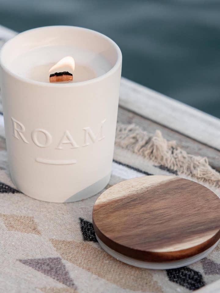 Vela de cerámica Churchill | Arce - Vainilla - Chai para venta al por mayor de ROAM The Brand