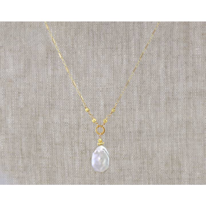 Collier N-3546 Perle Baroque Grise Unique, Labradorite Or pour la vente par Alicia Van Fleteren Jewelry Design