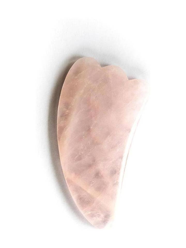 Pierre de beauté Gua Sha en quartz rose pour la vente par Yu Beauty