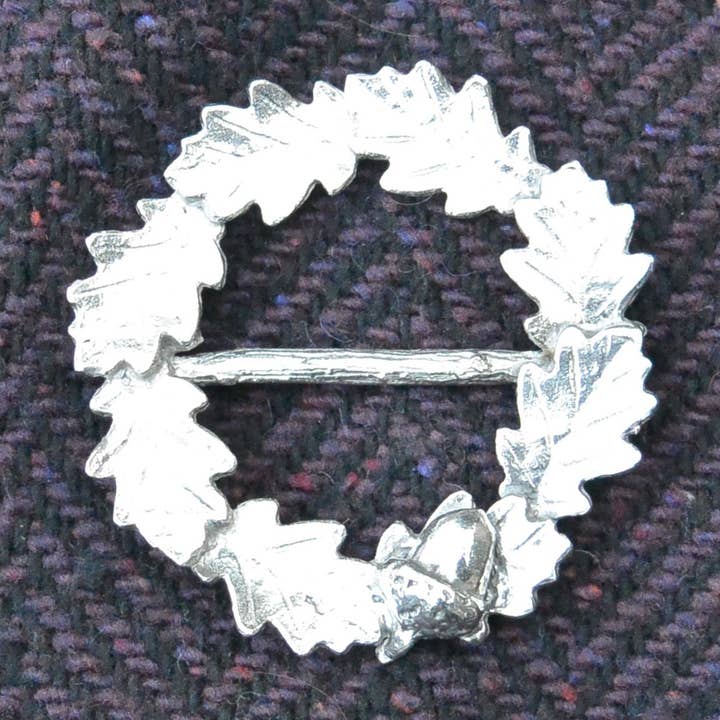 Sjaalring met eikenblad en eikeltje – handgemaakt door William Sturt voor wholesale door William Sturt Fine Pewter