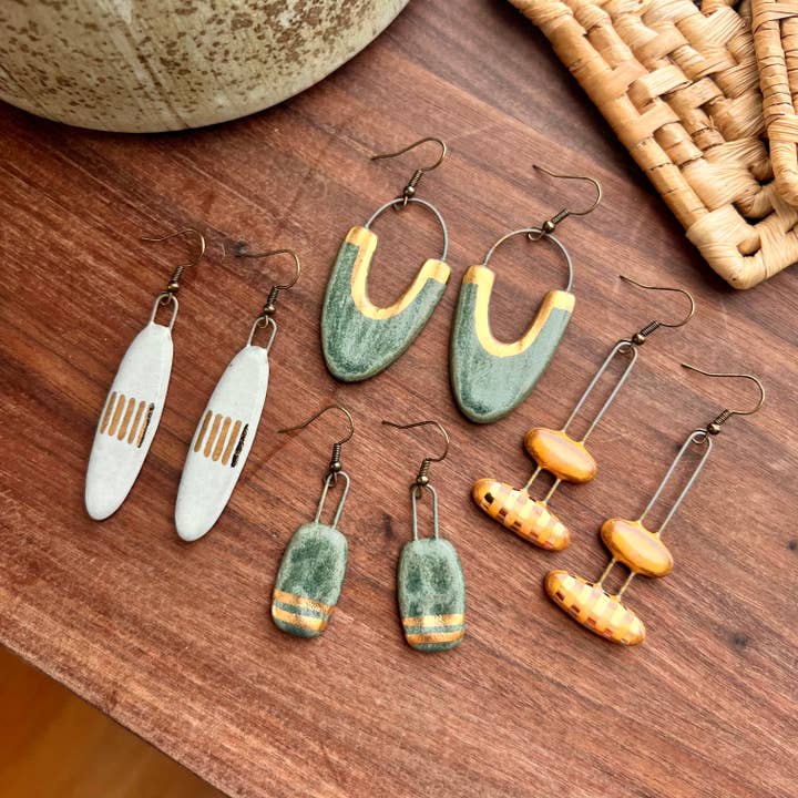 The Artifact House – wholesale Hängande örhängen – Örhängen med texturerad rundad rektangel i havsutsikt5