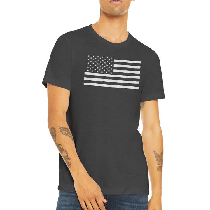 T-shirt à col rond unisexe Triblend avec illustration du drapeau américain dessiné à la main pour la vente par Los Angeles Mercantile™
