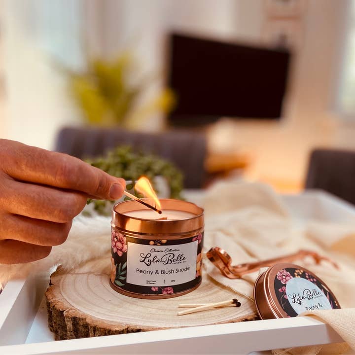 Vela en lata de ante Peony & Blush para venta al por mayor de Lyla Belle Candle Co.