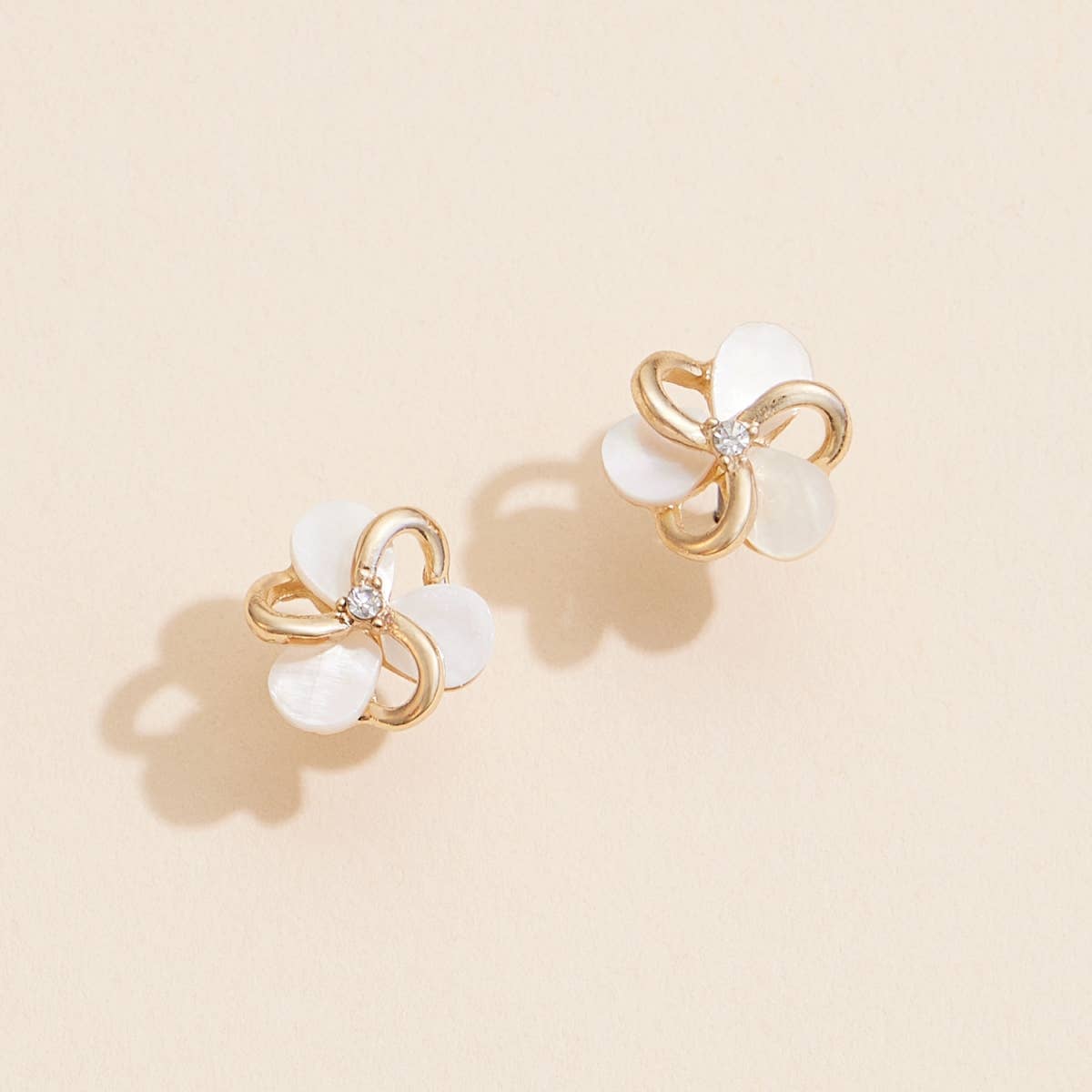 Frem - Wholesale Stud/Post Earrings - Floral Shell Stud Earrings1