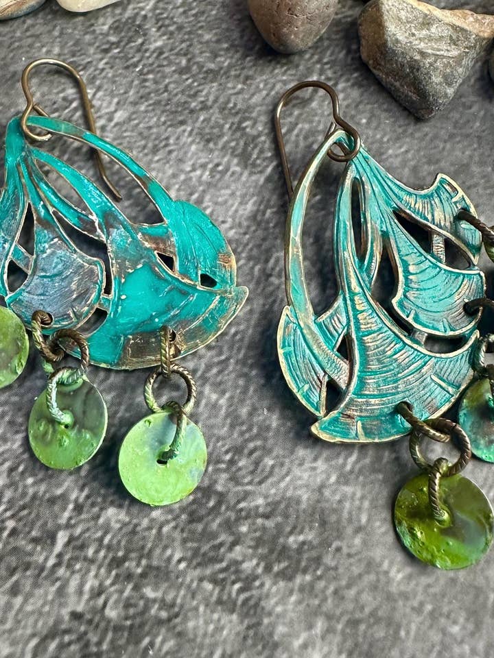 Boucles d'oreilles déesse en papyrus - Laiton martelé patiné pour la vente par The Sunstone on Main