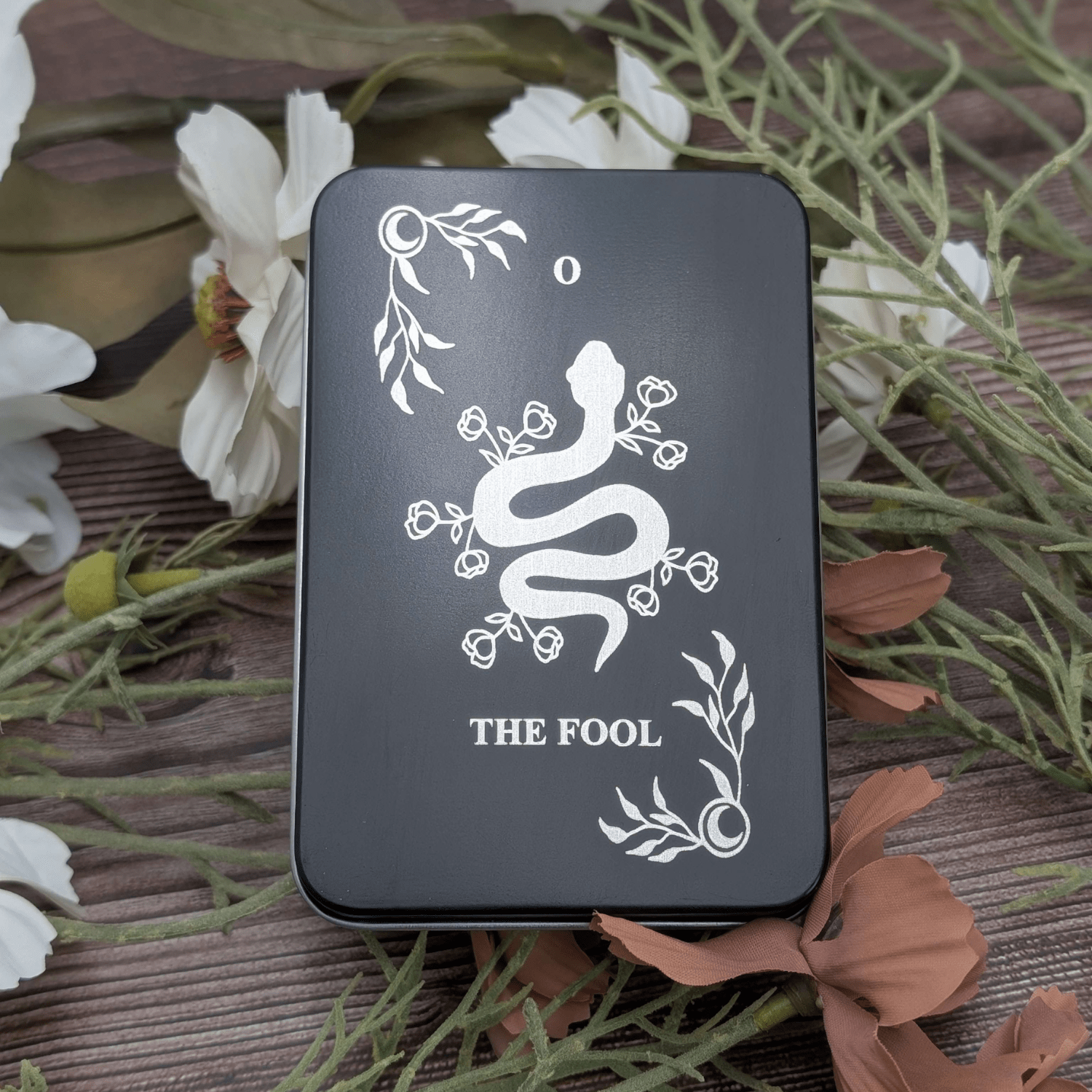 EBONWOOD - Vendita all'ingrosso Dadi - Scatola di Latta per Dadi Ispirata ai Tarocchi – Scegli tra 8 Design Incisi4